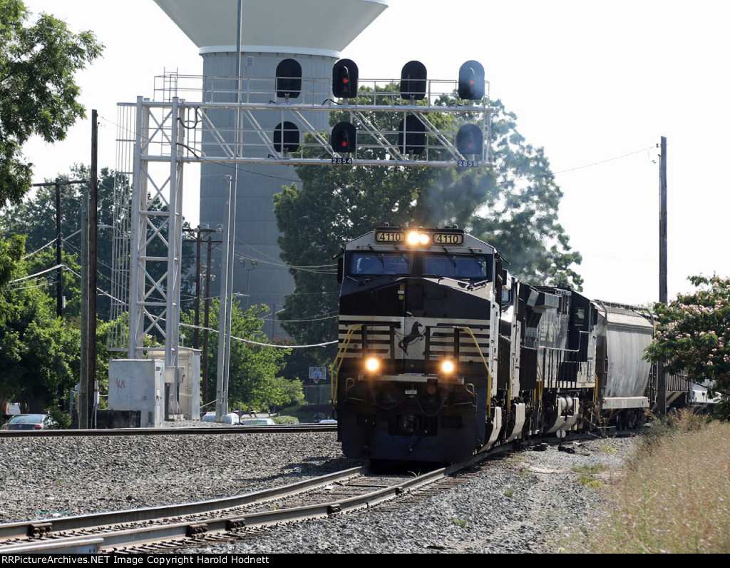 NS 4110 leads train 351 down the yard lead